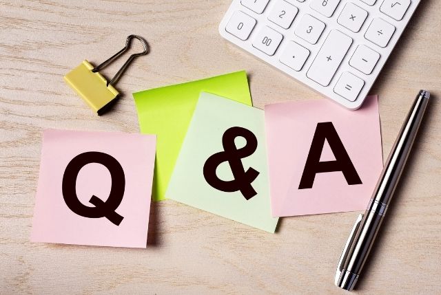 Q&Aと書かれた付箋