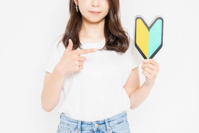 初心者マークを持った女性の胸元