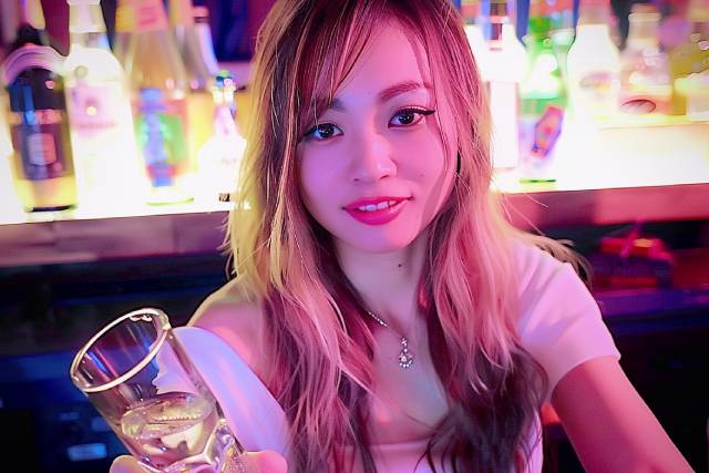 ドリンクを差し出す女性