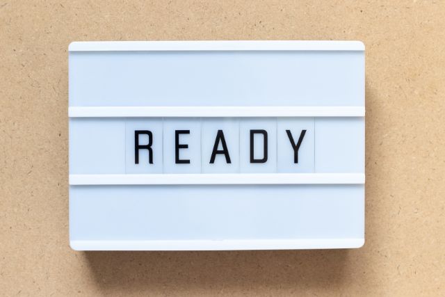 READYと書かれた白い看板