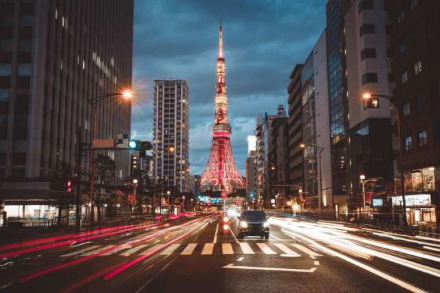 夜の街に浮かぶ東京タワーと車