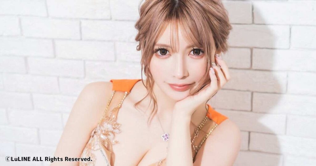 キャバ嬢の五十嵐美咲が白いレンガの壁の前にいる画像