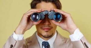 双眼鏡を使ってみている男性