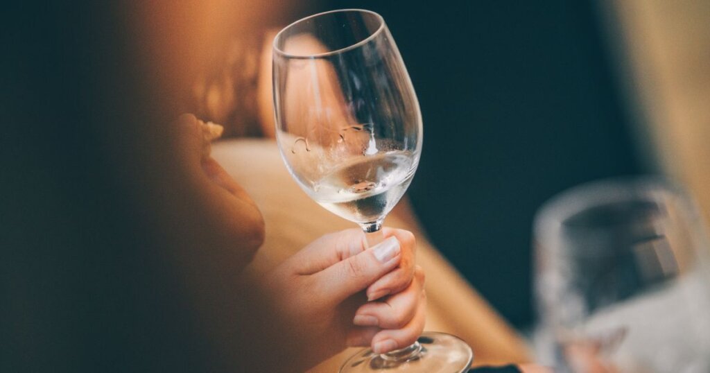 シャンパングラスを持つ女性の手