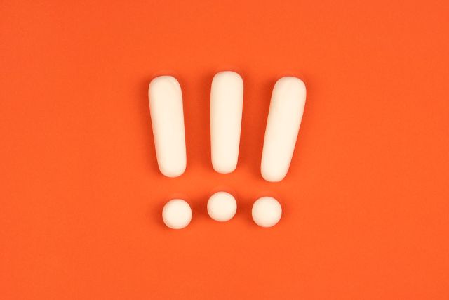 白い3つのビックリマーク