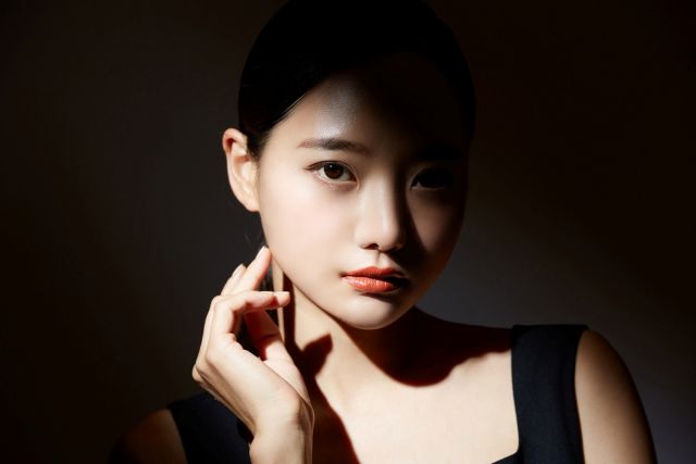 影をまとっている女性