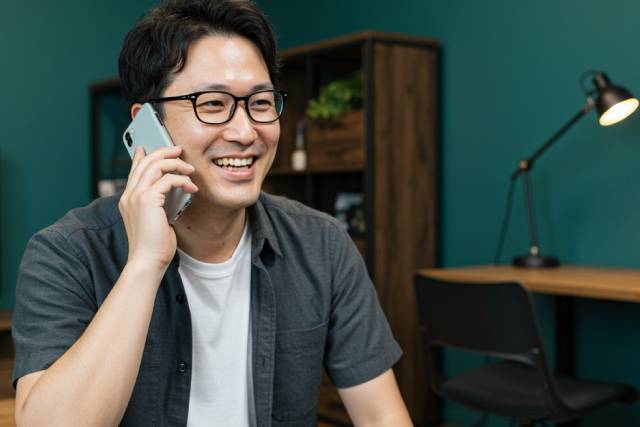 笑顔で電話する男性