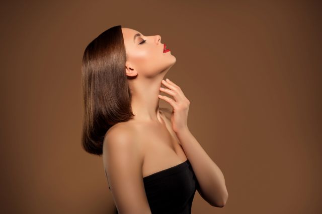 顎に手を当てて上を向く女性