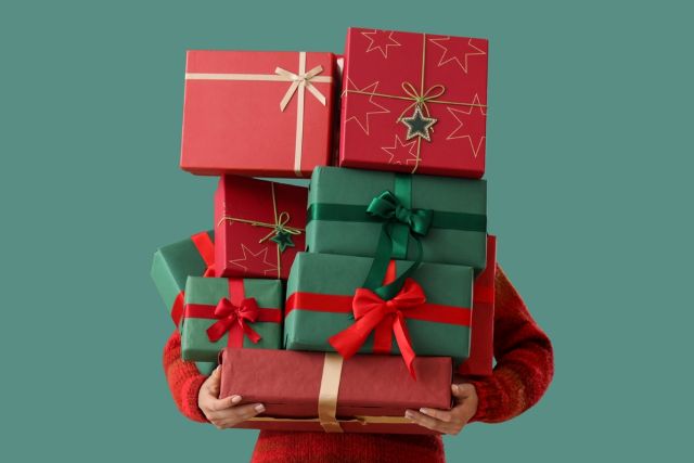 クリスマスプレゼントを抱えている女性