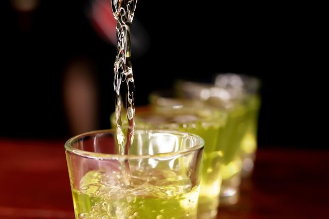 ショットにつがれているお酒