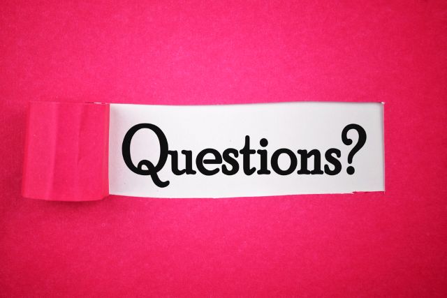 ピンクの破られた紙から出ているQuestionsの文字