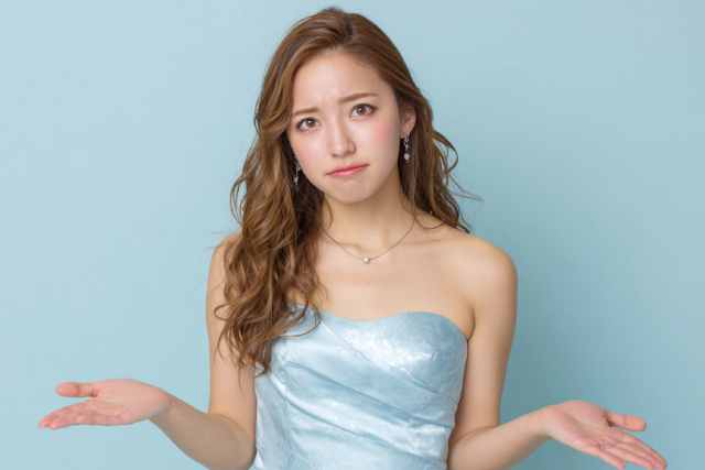 両手を広げて何か訴えている女性