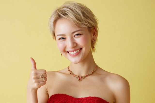 指さしするショートカットの女性