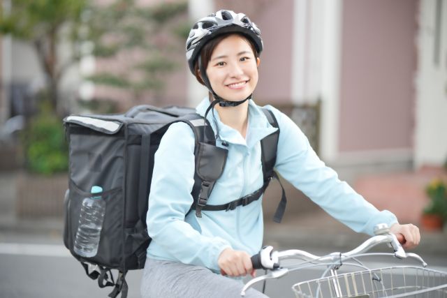 デリバリー中の女性