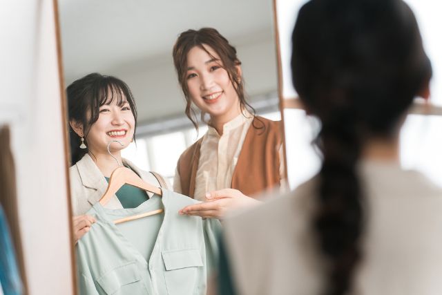 アパレル店でコーデを案内する女性
