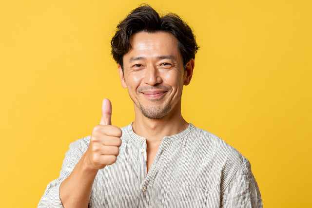 グッドサインをする男性