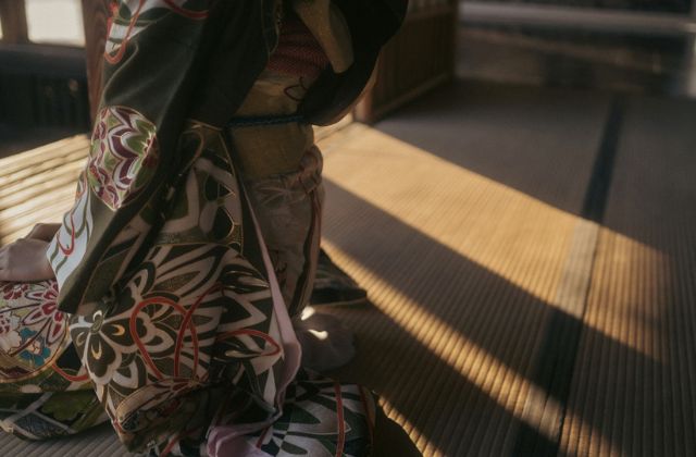 着物を着た女性の後ろ姿