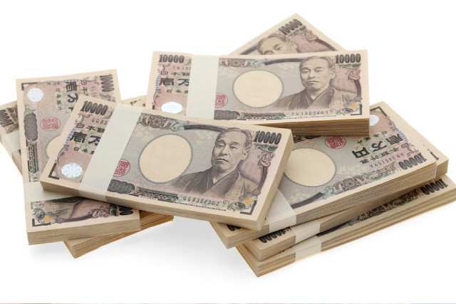 積み重なった一万円札の束