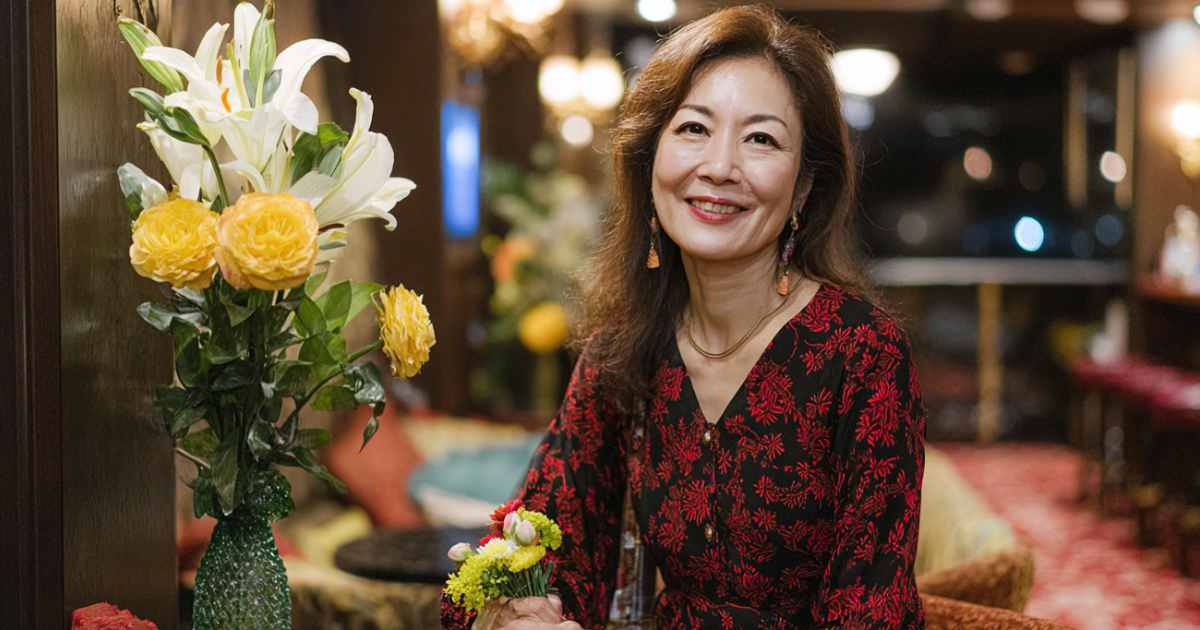 こちらを見るスナックのママ