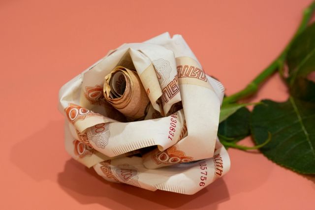 お札で作られたバラ