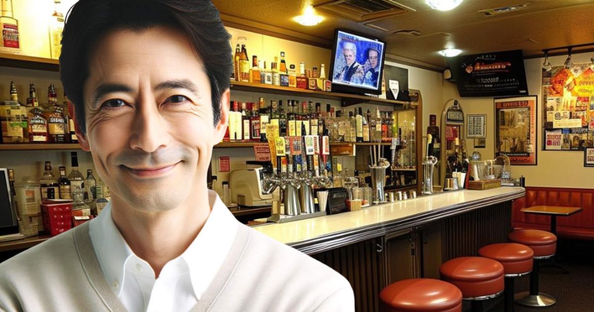 スナックでほほえむ中年男性