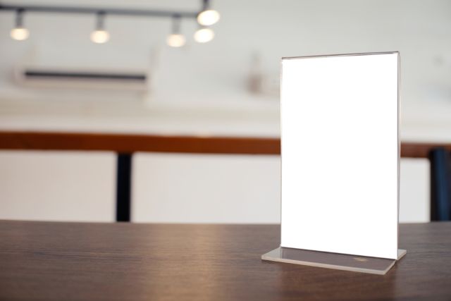 机に置かれたメニュー表