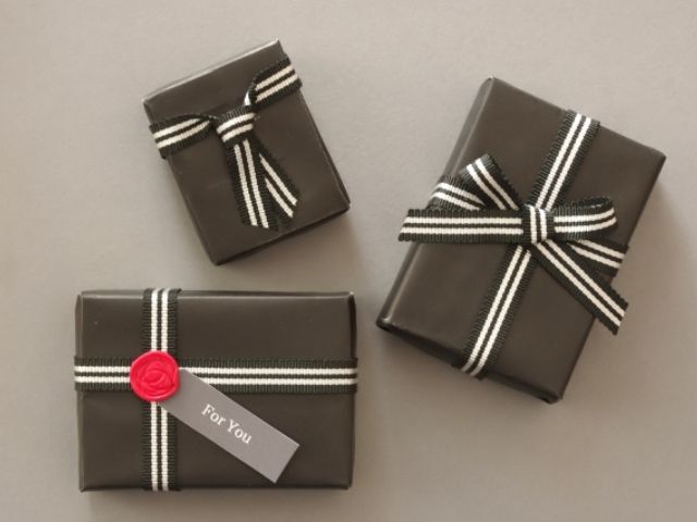 茶色の包装紙でラッピングされた3つのプレゼント