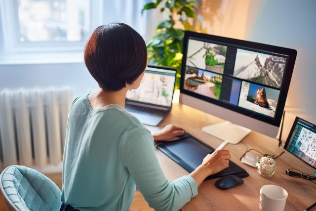 パソコンで動画編集する女性
