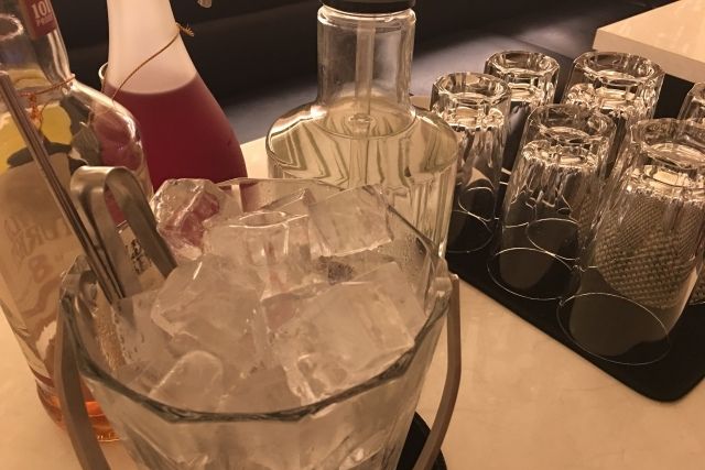 お酒・グラス・氷が置かれたテーブル