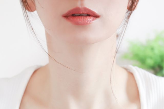 若い女性の鼻から下の部分