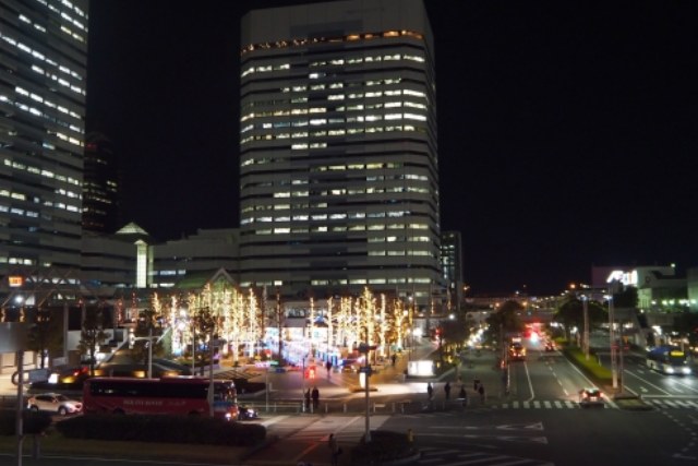 夜の海浜幕張駅の付近