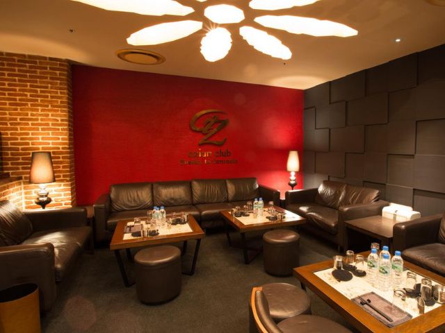 キャバクラ「アジアンクラブ」の赤い壁紙の豪華な店内