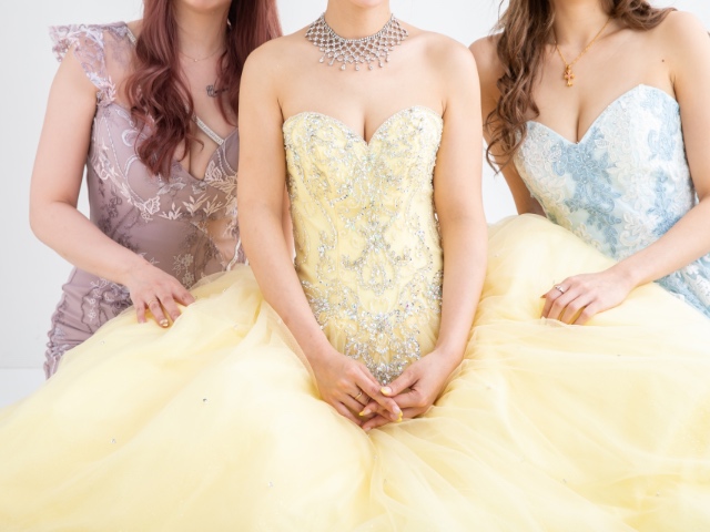 三人のドレスを着用した女性たち