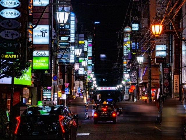 広島の夜の繁華街