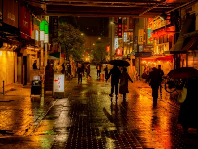 雨の日の夜の上野の街並み