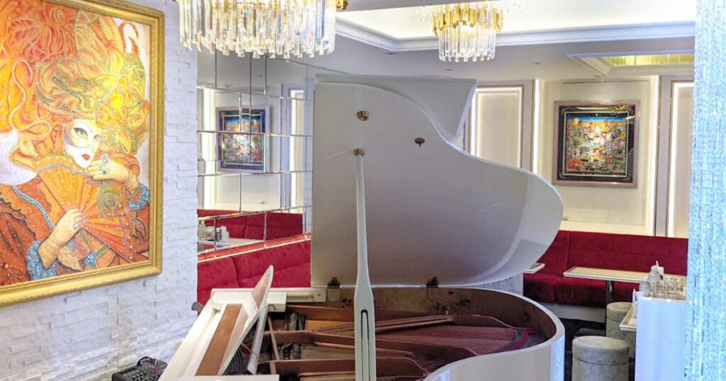 ネクスト銀座の店内と白いグランドピアノ