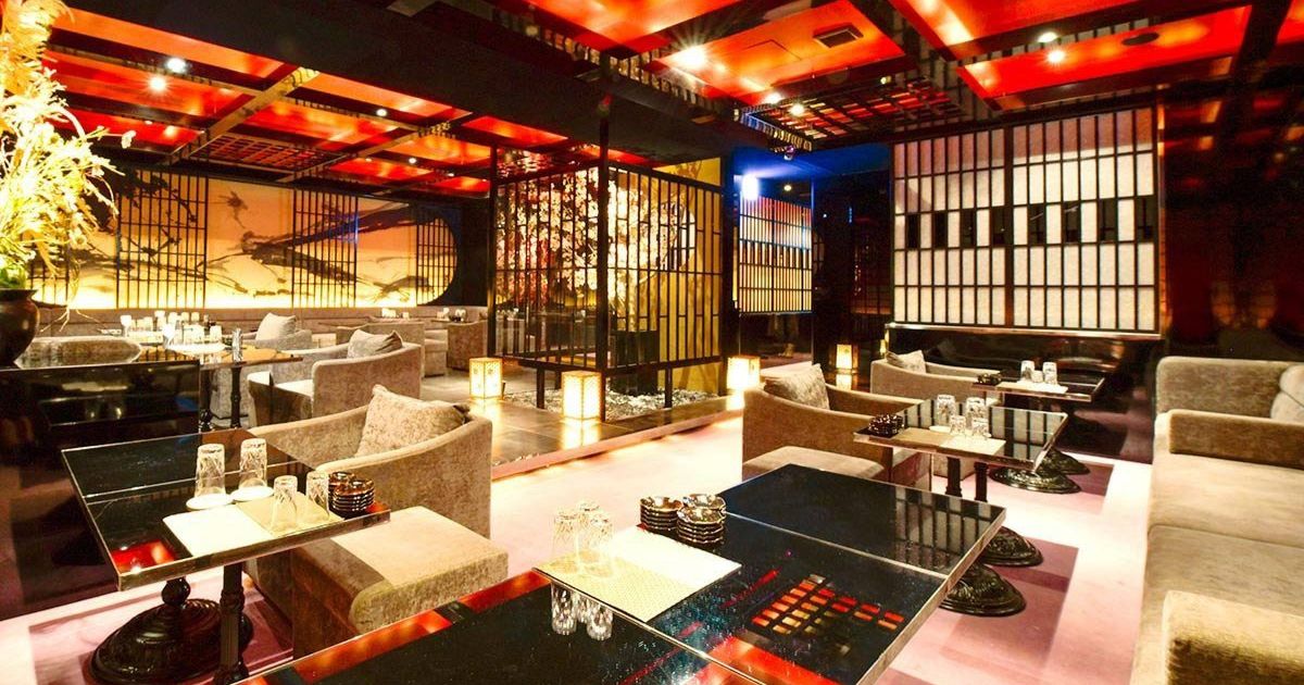 和の雰囲気がゴージャスなキャバクラの店内