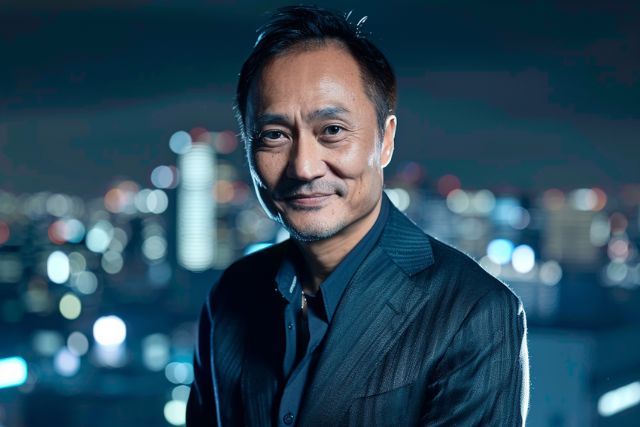 夜景をバックにする中年男性