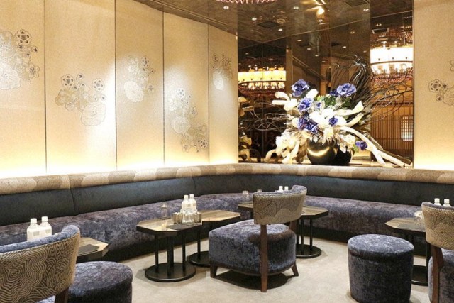 ディアレストグループのキャバクラ「華灯」の店内
