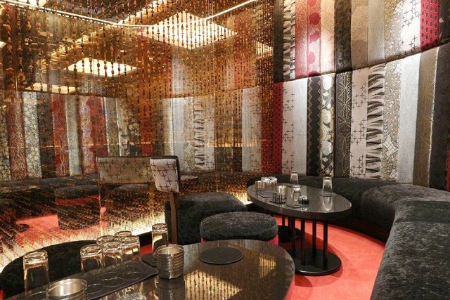ディアレストグループのキャバクラ「華灯」の店内