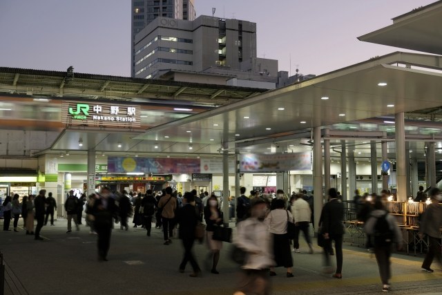 夜の中の駅