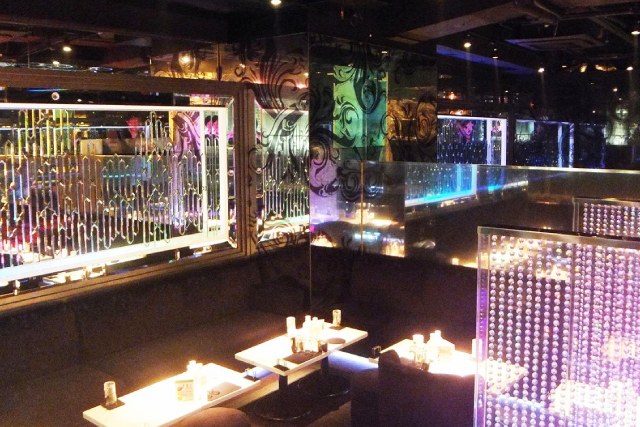 ディアレストグループのキャバクラ「DEAREST 歌舞伎町」の店内