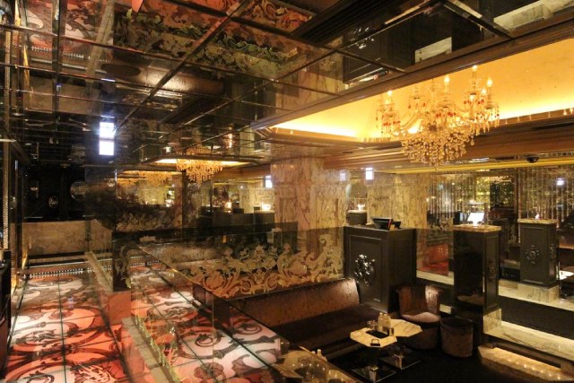 ディアレストグループのキャバクラ「VEROUGE」の店内