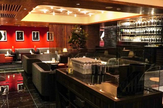 キャバクラ「ジェントルマンズクラブ」の店内