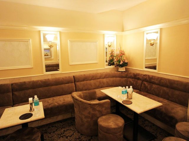 オレンジ色の照明がロマンティックな高級クラブの店内