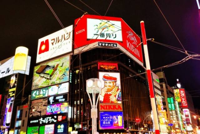 夜の北海道すすきの繁華街