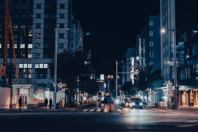 夜の博多の街並み