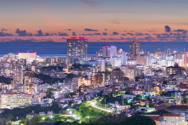 沖縄の街の夜景