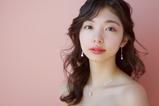 ピンクの背景とウェーブヘアのキャバ嬢