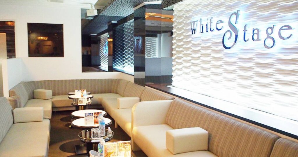 キャバクラ「ホワイトステージ」の店内